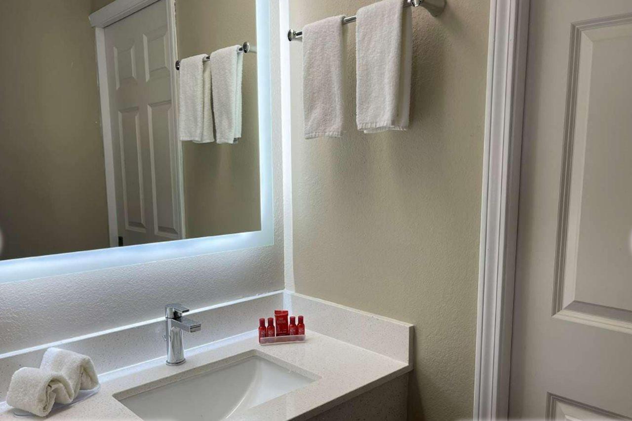 Econo Lodge Inn & Suites Peoria Illinois Ngoại thất bức ảnh