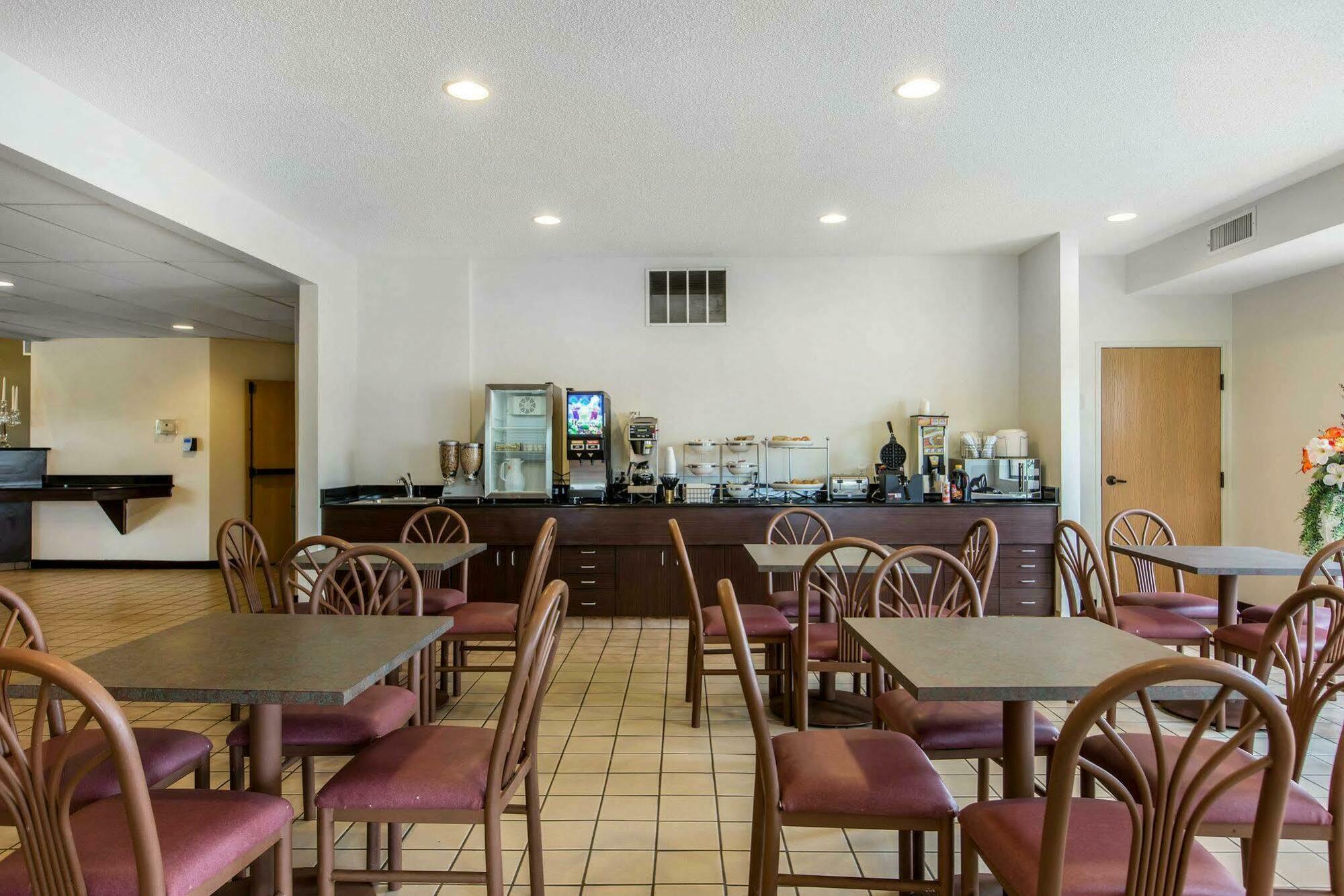 Econo Lodge Inn & Suites Peoria Illinois Ngoại thất bức ảnh